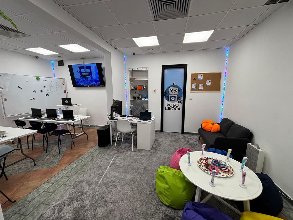 Robo Škola učionica - laptopovi, LED trake, radni prostor